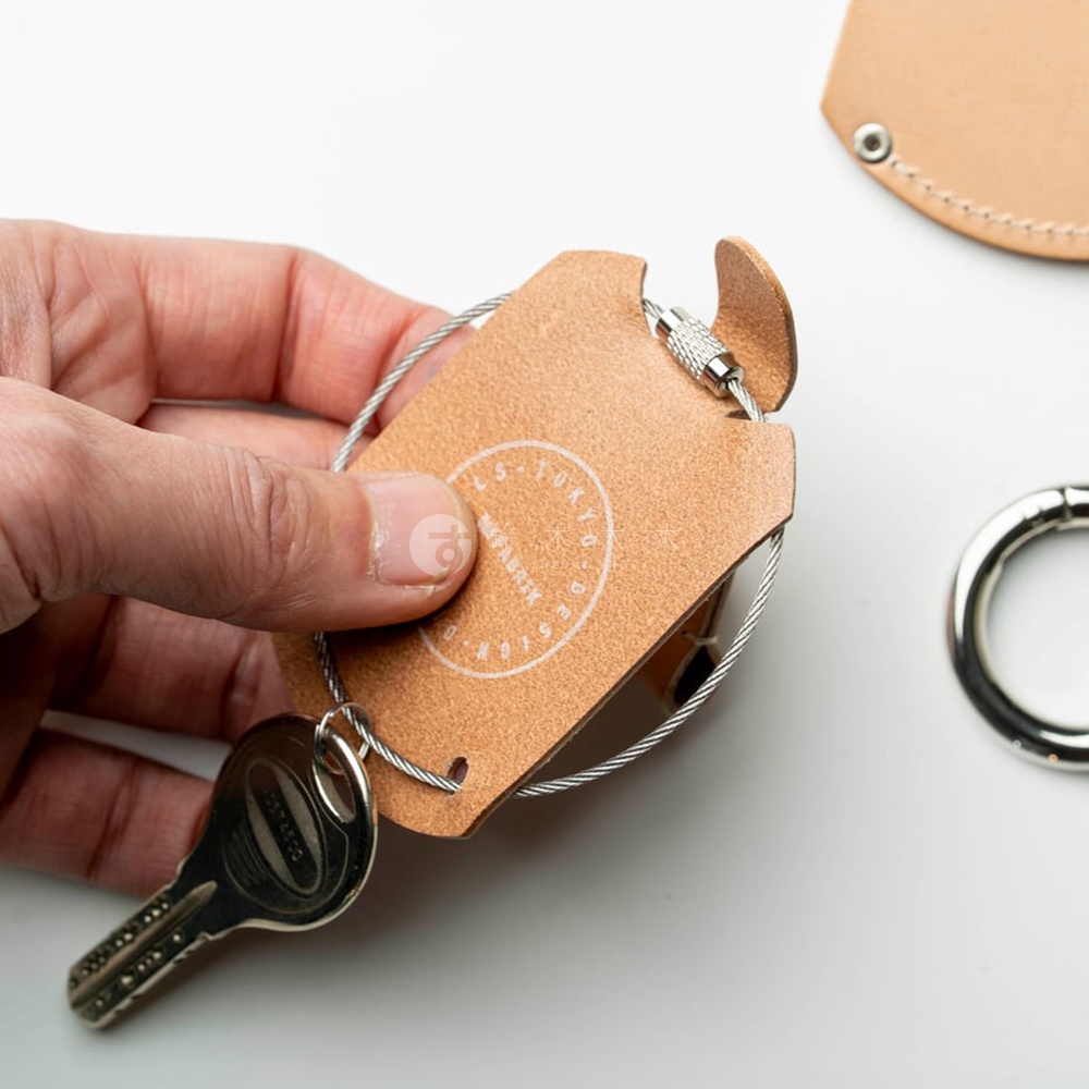 FABRIK 皮革圓型收納鑰匙圈，搭配鑰匙掛在鋼絲圈上，品牌標誌清晰可見