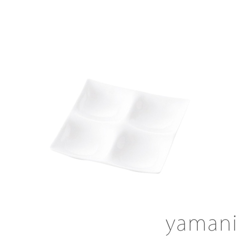 潔白陶瓷製的四格小菜盤，呈現方形輪廓，每個格子皆為圓角設計，表面光滑，整體造型簡約。
