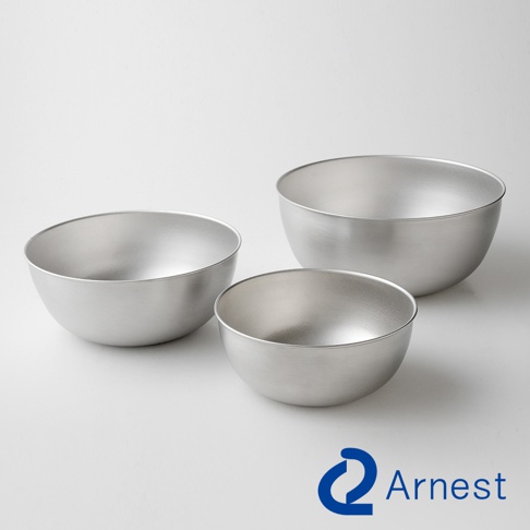 三個銀色不鏽鋼調理碗，呈圓弧形，表面光滑，放在白色背景上。