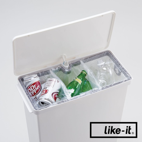 白色直立型腳踏式分類垃圾桶，內有三個獨立隔間，分別裝有鋁罐、玻璃瓶和塑膠瓶，垃圾桶蓋開啟，內部有透明塑膠袋。