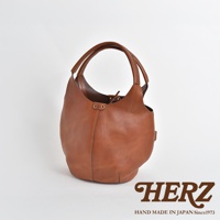 職人手作皮革球形肩掛托特包，咖啡色牛皮材質，圓潤立體包身，雙提把設計，優雅簡約。