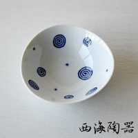 白色陶瓷小菜碟，表面繪有藍色螺旋紋與小圓點圖案，碟身略帶弧度。