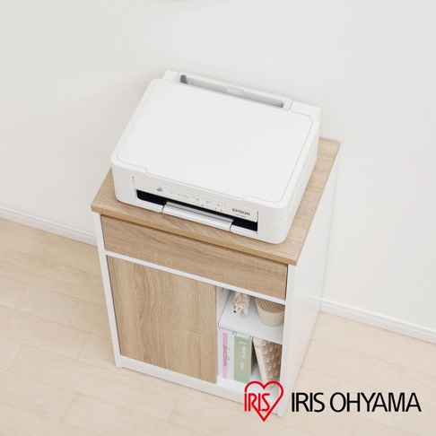 白色 Epson 事務機置於木紋與白色組合的抽屜收納櫃上，收納櫃有單抽屜和滑門儲物空間，內有書籍和裝飾品。