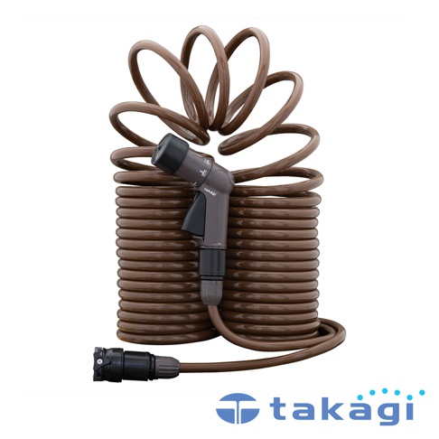 棕色軟質塑膠澆花水管，附有灰色和黑色手柄噴嘴，以及黑色接頭，盤繞成圓形，背景為白色。