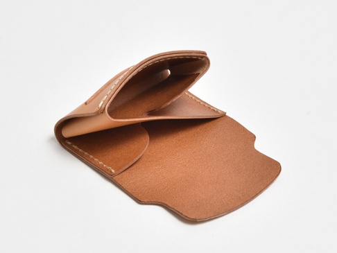 職人手作皮革迷你卡片收納夾，淺棕色牛皮材質，縫線清晰，設計簡潔，可收納卡片。