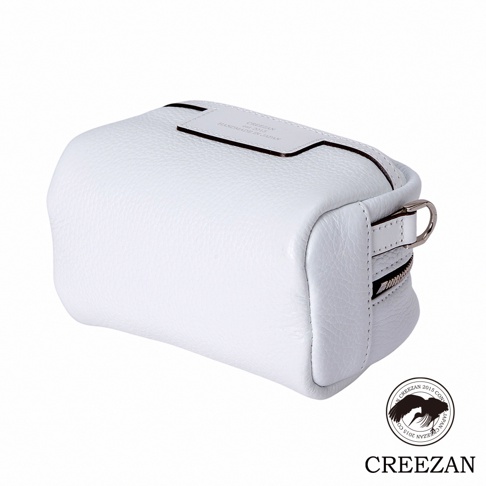 JETTER 迷你側背包 CJTH-040，採用白色荔枝紋皮革製成，包身呈現方形盒狀，頂部有品牌標誌標籤，側面有拉鍊開口及金屬扣環。