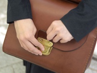 職人手作皮革屋瓦風兩用單肩包 (CW-3)，採用暖棕色皮革，搭配復古黃銅鎖扣，車縫線清晰，展現質感。