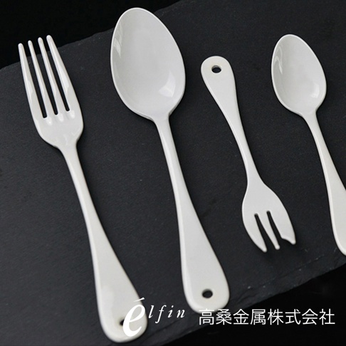四支日製白琺瑯餐具，包含兩支湯匙和兩支叉子，湯匙為橢圓形勺頭，叉子為三齒設計，皆有掛孔。