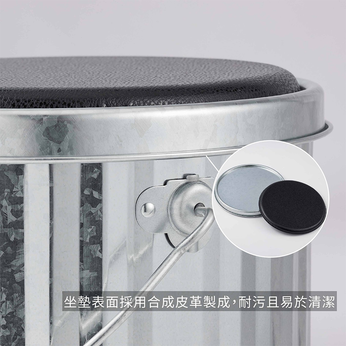 黃銅色凳子儲物桶的近景，特寫桶身上方和部分提把，圓形放大圖展示了黑色合成皮革坐墊和金屬底座，下方有中文說明文字。