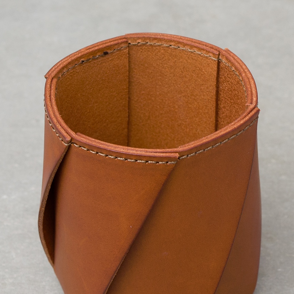 職人手作皮革Organ六角收納筆筒，採用溫潤的棕色皮革製成，表面縫線整齊，設計簡約，可作為桌面收納工具。