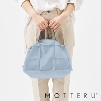 淺藍色輕時尚束口摺疊隨行袋，採用輕薄材質，側面有褶皺設計，兩個深棕色提把。