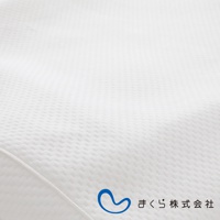護頸止鼾枕專屬枕套，白色網狀織物，帶有細緻的菱形格紋，左下角有白色縫線，右下角有藍色曲線標誌及日文「まくら株式会社」字樣。