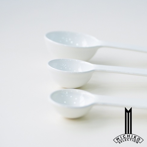 自在道具琺瑯調理計量匙3容量組，白色，由左至右由大到小排列，圖片右下角有品牌標誌。