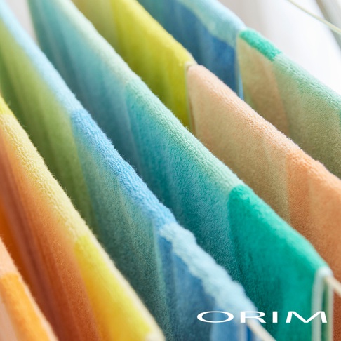 HARUKA 今治浴巾，採用漸層絢彩設計，呈現橘、黃、綠、藍、青等柔和色調，材質柔軟，觸感蓬鬆。