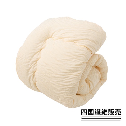 舒芙蕾透氣四季被，中棉款，米白色，表面有細緻的壓紋，蓬鬆柔軟，捲起展示。