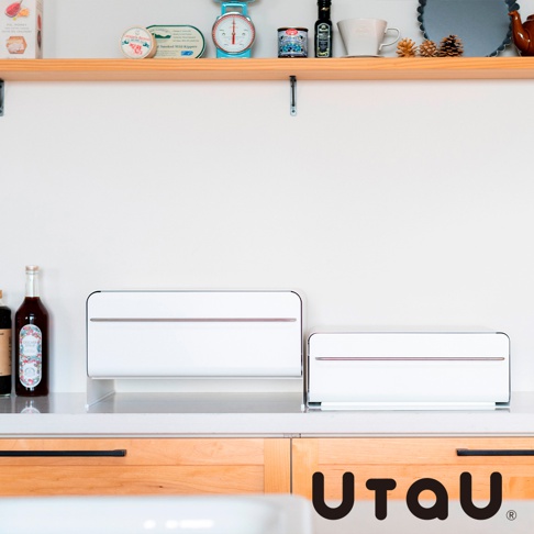 兩個白色抽屜式收納櫃，一高一矮，擺放在廚房檯面上，櫃面有銀色細線條裝飾。