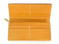 職人手作皮革超強卡片收納長夾，呈現品牌標誌於卡夾內側，整體為淺棕色皮革材質，內部有多個卡槽，縫線精緻，設計簡潔。