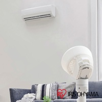 白色直立式落地換氣風扇，具有圓形風扇頭與網狀護罩，底部為白色立柱，設有旋鈕控制。