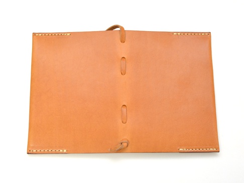 職人手作皮革附繩書套 (KB-103) L，採用淺棕色皮革製成，表面光滑，邊緣有縫線裝飾，中間有兩條皮革繩穿過。