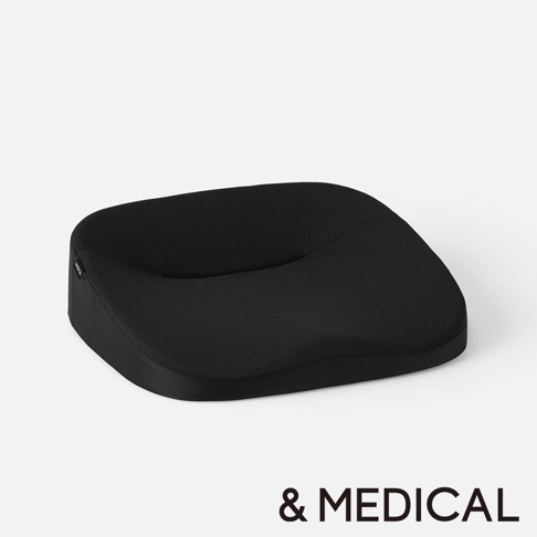 黑色低反發美姿支撐坐墊，表面織紋細膩，形狀符合人體工學。