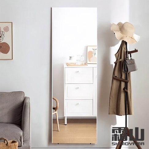 40x120cm 磁吸式輕量防碎全身鏡，鏡面反射出白色三抽屜櫃、木質衣帽架及懸掛的米色洋裝、草帽和灰色包包。