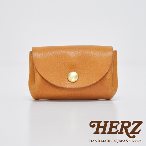 焦糖色皮革三層收納零錢包，附有金色按鈕，簡約設計，適合日常使用。