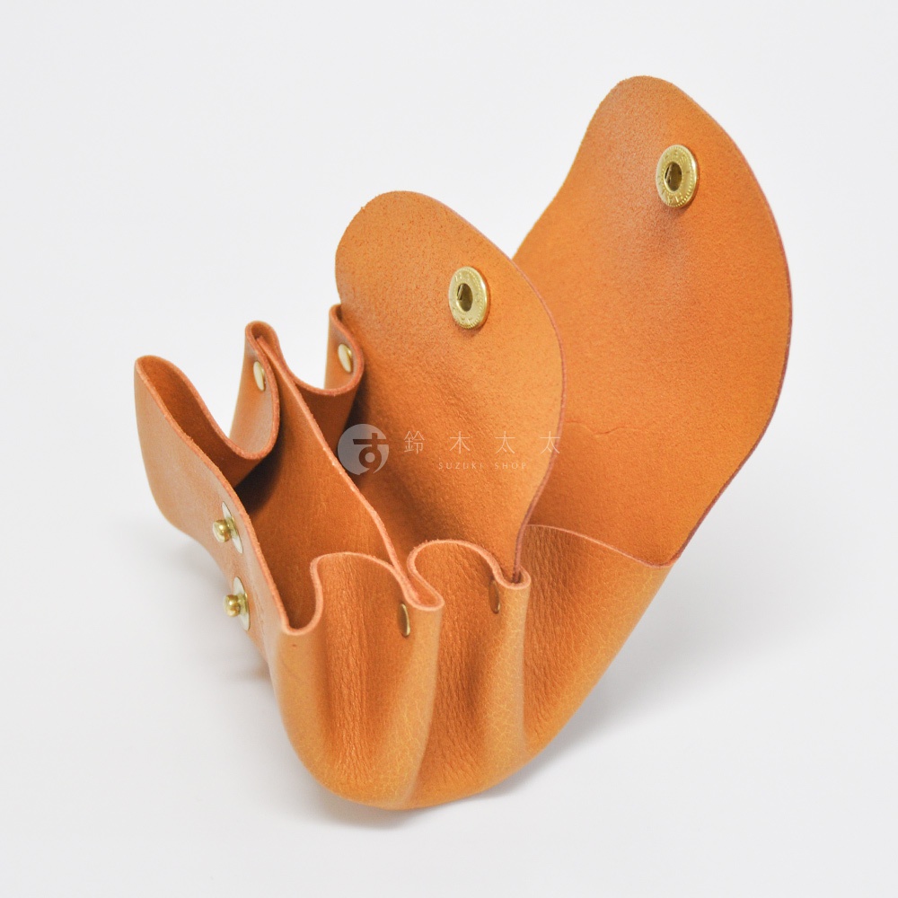 職人手作皮革三層收納零錢包，展示為淺棕色皮革材質，具有三個分隔層，並以金屬按扣固定。