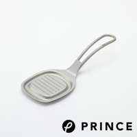 銀色金屬材質的小磨泥器，帶有橢圓形磨板，上面佈滿細小的磨孔。磨板連接到一個帶有弧度的雙柄手把。