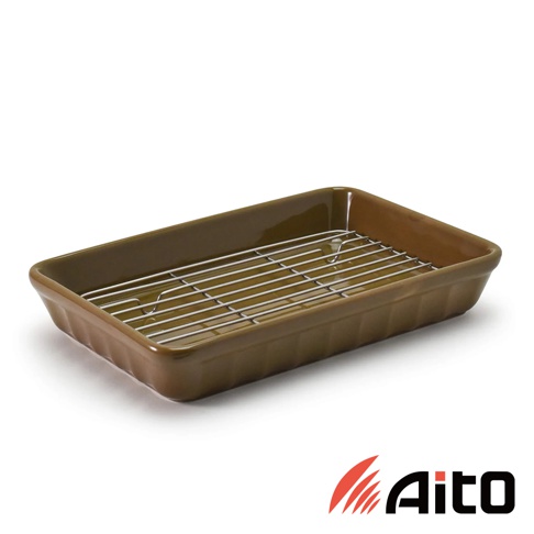 美濃燒釉彩萬用長方烤盤，以陶瓷製成，呈現橄欖綠色，附帶一個銀色金屬網架，烤盤邊緣有簡約的紋理設計。