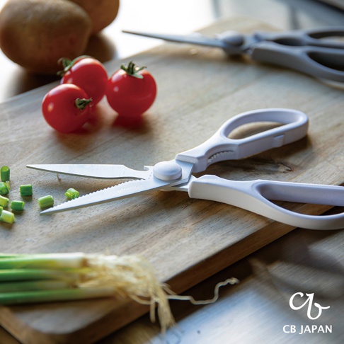 CB JAPAN atomico 廚房剪刀，搭配木製砧板上的櫻桃番茄、青蔥和馬鈴薯。