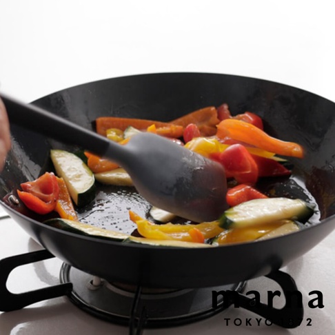 marna TOKYO 872 正在用灰色鍋鏟翻炒鍋中的各種蔬菜，鍋中有多種顏色的食材，如黃色、橘色、紅色和綠色，看起來正在烹飪。
