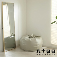 淺灰皮革懶骨頭沙發，造型飽滿，頂部有束繩設計，擺放在鏡子旁，營造簡約居家氛圍。