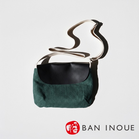 BAN INOUE 蚊帳棉裂織手提袋，使用綠色裂織布料和黑色皮革製作，配有米白色織帶。