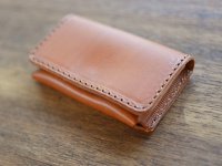 職人手作皮革Organ名片夾，淺棕色，光滑皮革材質，手工縫線，設有拉鍊開合。