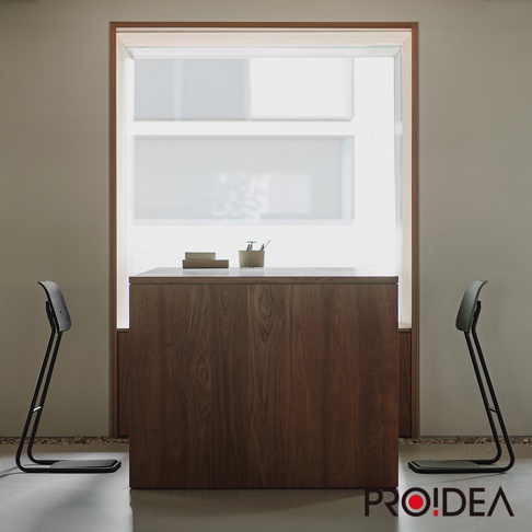 STAN CHAIR 人體工學站立椅，黑色金屬椅架搭配綠色座椅，椅面光滑，椅背呈現弧形，整體設計簡約現代，適合搭配簡潔的居家或辦公空間。