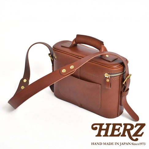 日本HERZ職人手作皮革厚實相機包 N-8，棕色皮質，搭配金屬拉鍊和皮質提把，可斜挎。