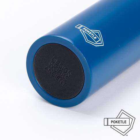 藍色金屬材質的口袋保溫杯，底部有黑色防滑墊，上面印有「DESIGN WORKS ANCIENT」字樣。杯身上方有白色「POKETLE」品牌標誌。