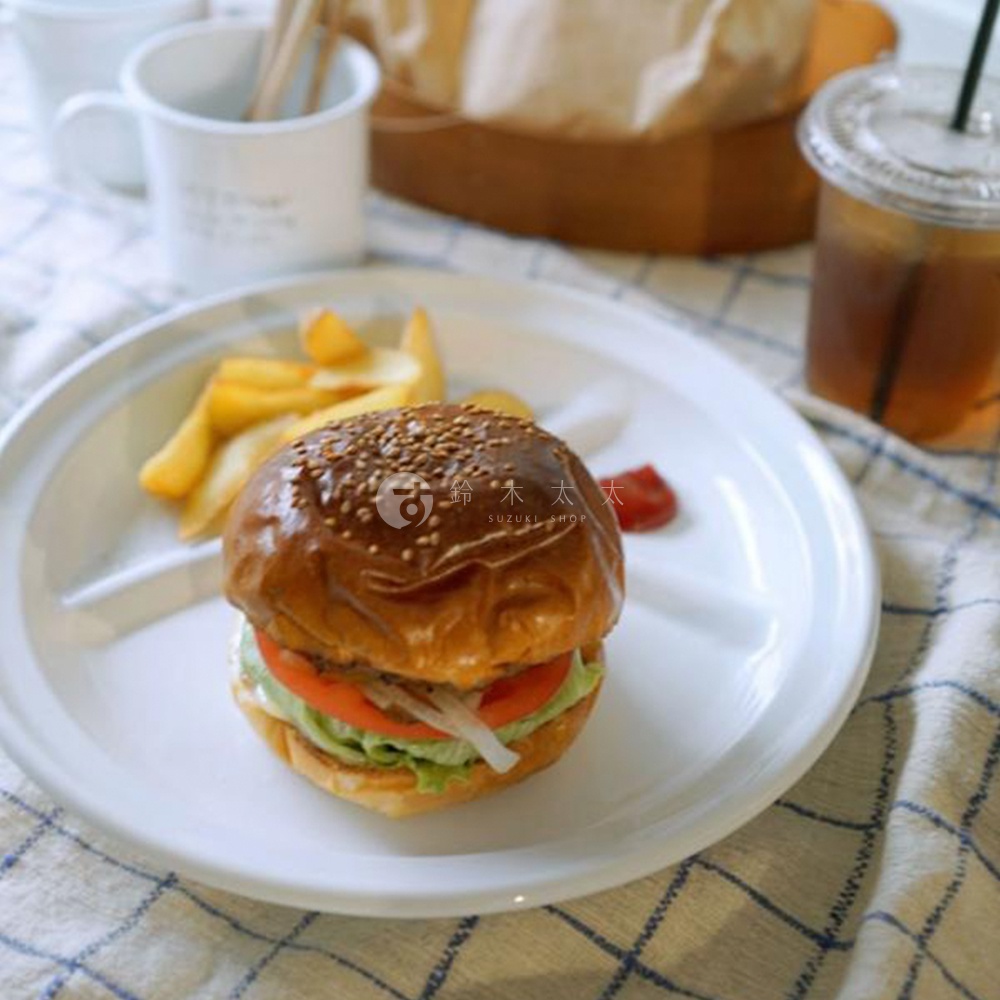 CAT&DOG 琺瑯分隔餐盤 (狗)，白色琺瑯材質，盤子中央放著漢堡、薯條和番茄醬。