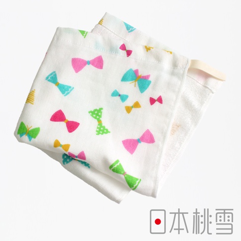 白色紗布方巾，印有粉紅、水藍、綠色、黃色等色系的蝴蝶結圖案，材質輕柔，適合嬰幼兒使用。