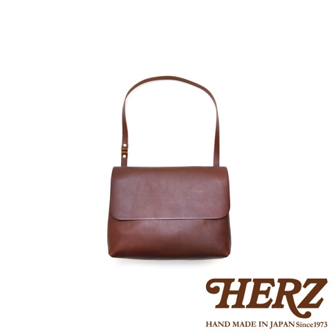 職人手作皮革經典郵差包 CK-4 S，展現經典棕色皮革質感，設計簡約，搭配可調節的單肩背帶，適合日常攜帶。