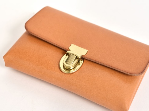 職人手作皮革小卡片收納夾 (KV-1)，採用淺棕色皮革製作，設有黃銅色金屬鎖扣，設計簡約實用。