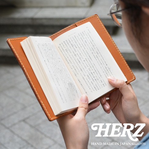 圖片文字：ようになるのが怖いと、乙女が泣き言をこぼすのをなだめることしか、しえない。 一人で時間を潰すか、と提案した。そうだなと顔を明るくして、ゲームセンター（インベーダー）に出向いた。由紀夫たちの通っていた中学校から五分ほどの、薄暗いビルの一階に存在するインベーダーは、十五年ほど前から、昔ながらの店だった。 コンクリートがむき出しの店内は殺風景で、じっとりとした空気が漂っている。実際、よく生き残