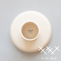 koudai 美濃燒高腳平盤，米白色陶瓷材質，盤面平坦，中央有圓形凹槽，內有黑色十字圖案及品牌標識「KIKIME」。