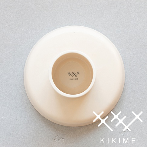koudai 美濃燒高腳平盤，米白色陶瓷材質，盤面平坦，中央有圓形凹槽，內有黑色十字圖案及品牌標識「KIKIME」。