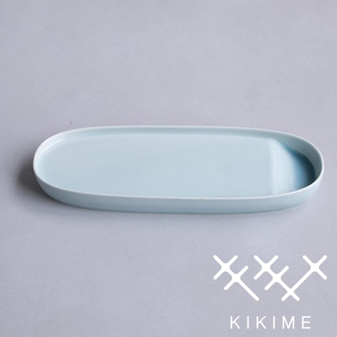 淺藍色波佐見燒長型主菜盤，盤面光滑，邊緣有輕微弧度，整體呈橢圓形，材質為陶瓷。