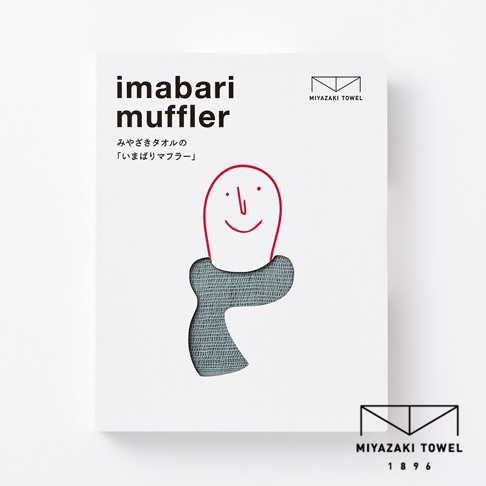 今治匹馬棉雙色圍巾，淺灰藍色，織紋細緻，搭配簡約白色包裝與可愛卡通頭像。