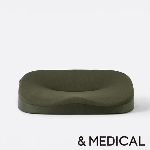 KURA SEAT W 低反發美姿支撐坐墊，軍綠色，採用網眼布材質，造型符合人體工學，提供良好支撐。