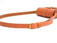 職人手作皮革經典皮扣單肩包 (CP-97)，採用棕色皮革製作，配有黃銅色皮扣和可調節的肩帶。