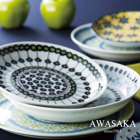 歐風料理盤五入組，盤面設計有獨特的幾何花紋，以黑、綠、粉紅、藍色點綴白色陶瓷盤，風格雅緻，適合盛裝各式料理。