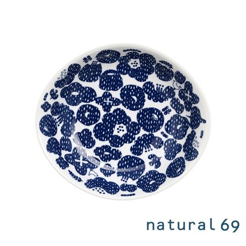 白色陶瓷圓盤，飾有重複的深藍色花朵圖案，圖案包含點狀和線條細節，整體風格簡約可愛。